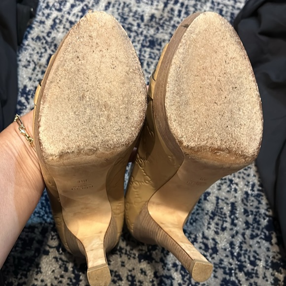 Worn Gucci embossed pumps - Picture 3 of 3